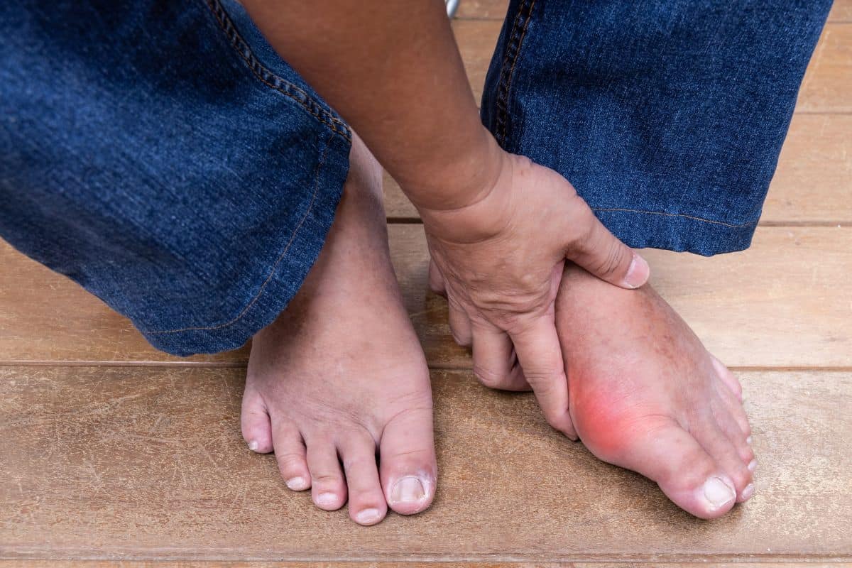 can diabetes cause swelling in feet