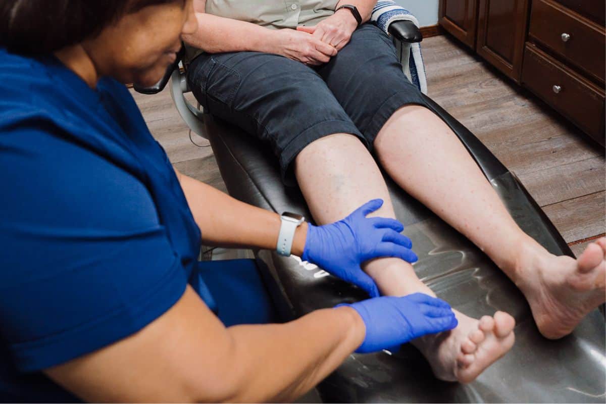 can diabetic foot wounds heal without surgery